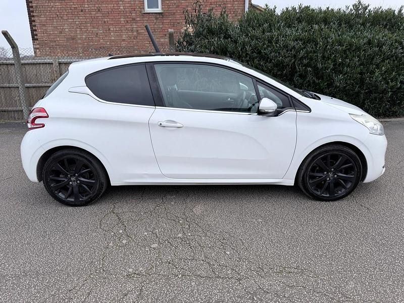 Used Peugeot 208 S 115 HP (84 kW) 2012 White Hatchback