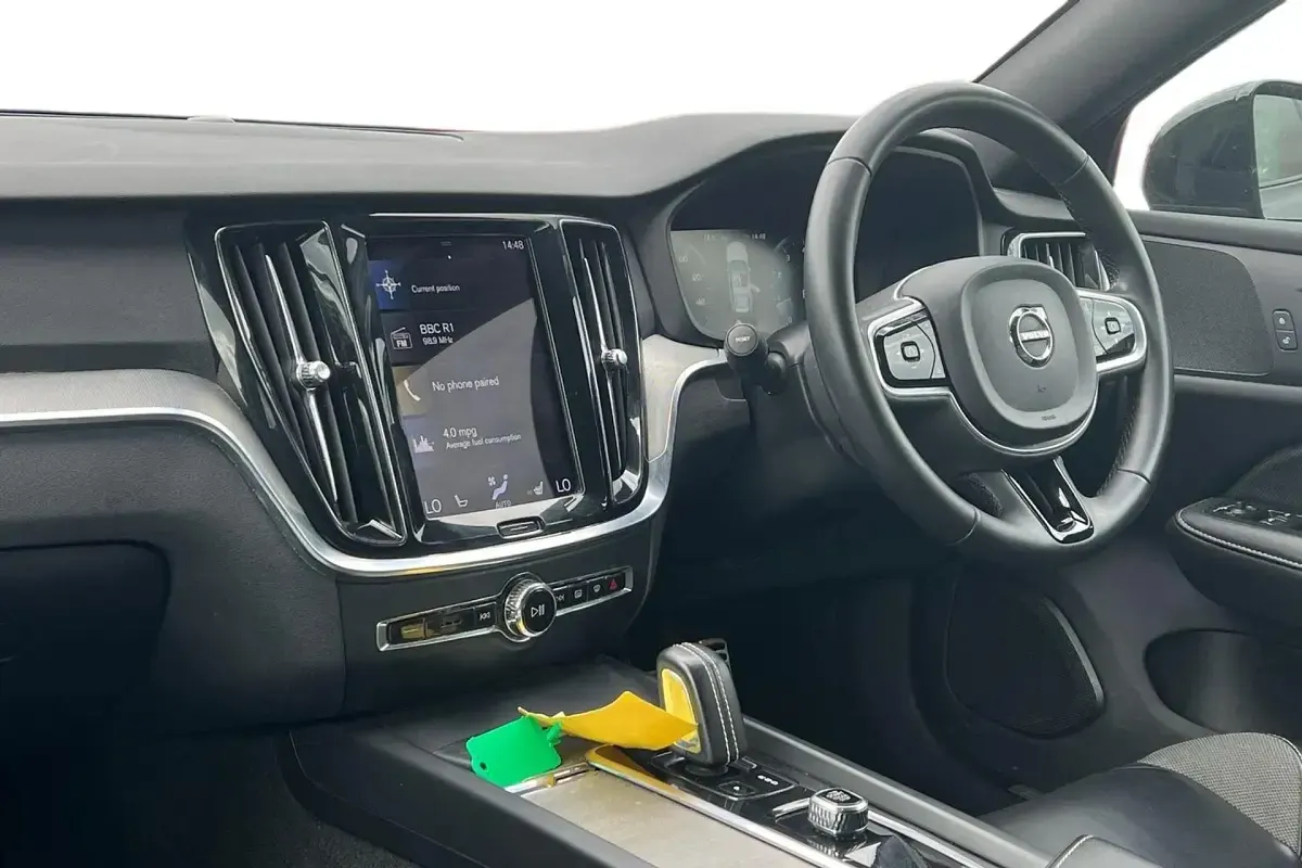Usado Volvo V60 R-Design 2022 Negro Familiar