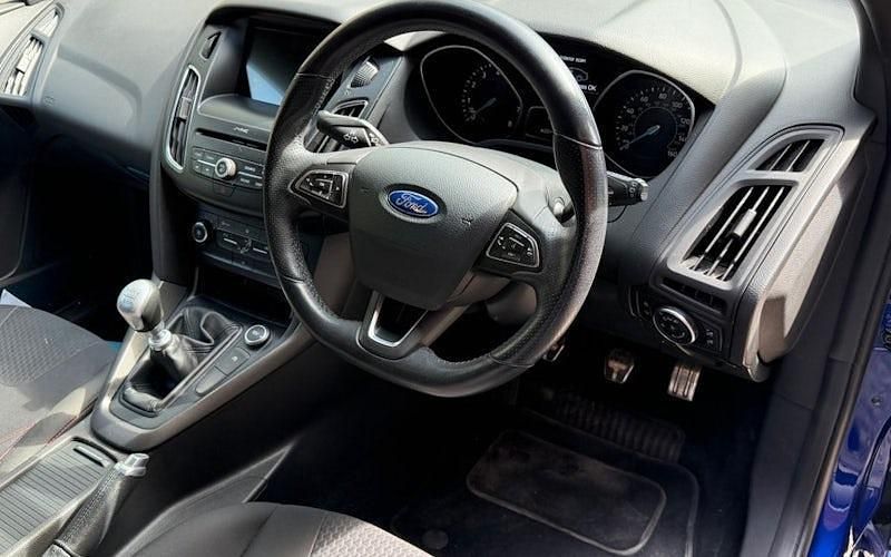 Usado Ford Focus ST-Line 140 HP (102 kW) 2017 Azul Citadino