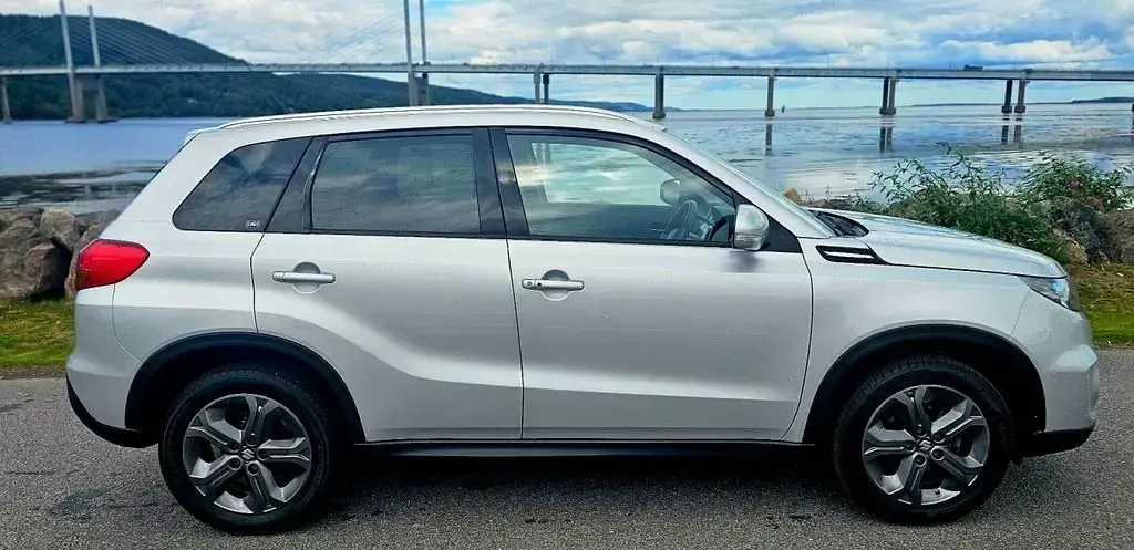Käytetty Suzuki Vitara SZ5 120 HP (88 kW) 2018 Hopea Katumaasturi