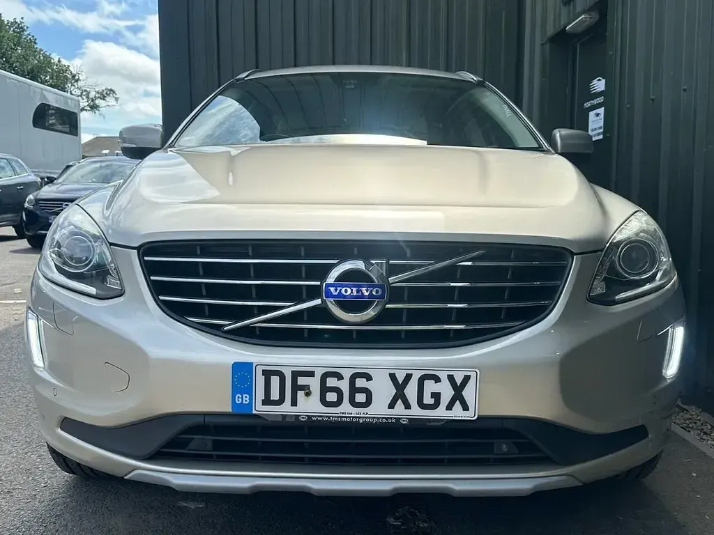 Used Volvo XC60 SE Lux 220 HP (161 kW) 2016 Gold SUV