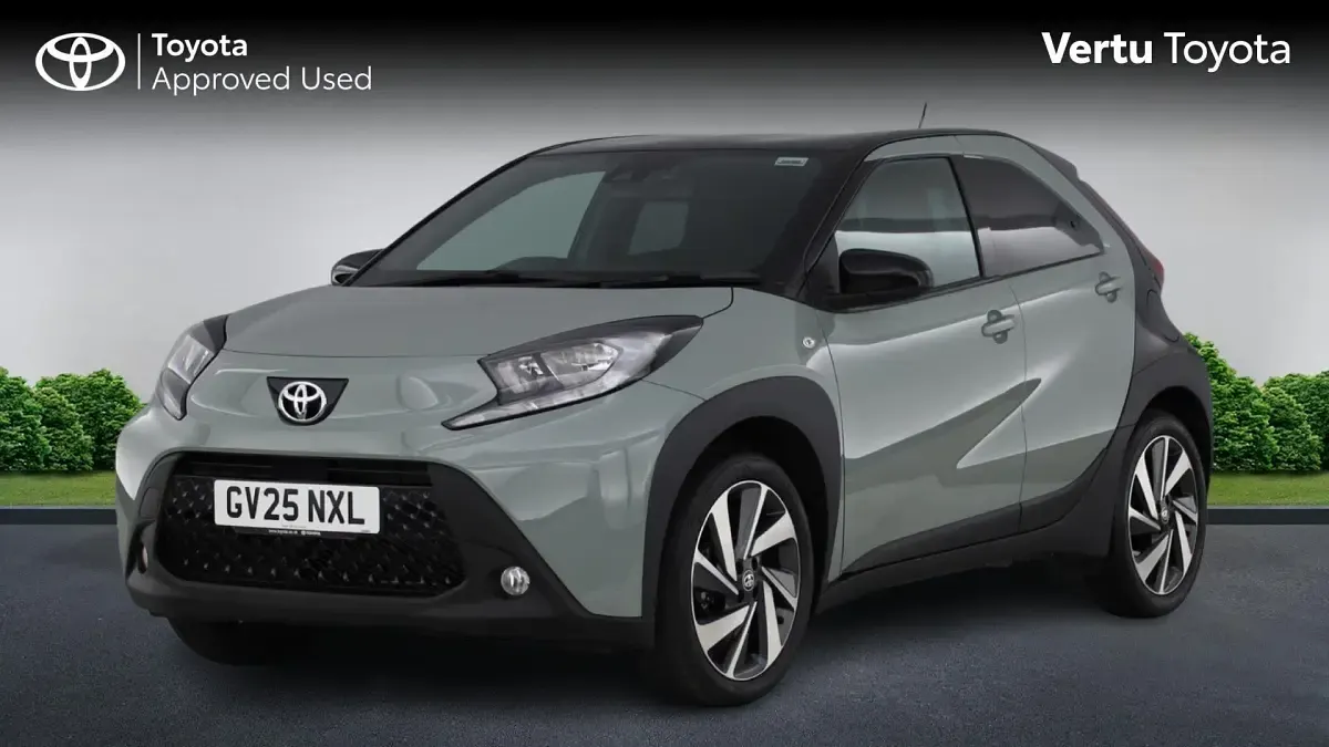 Used Toyota Aygo X 72 HP (52 kW) 2025 Tarragon bitone (metallic paint) SUV