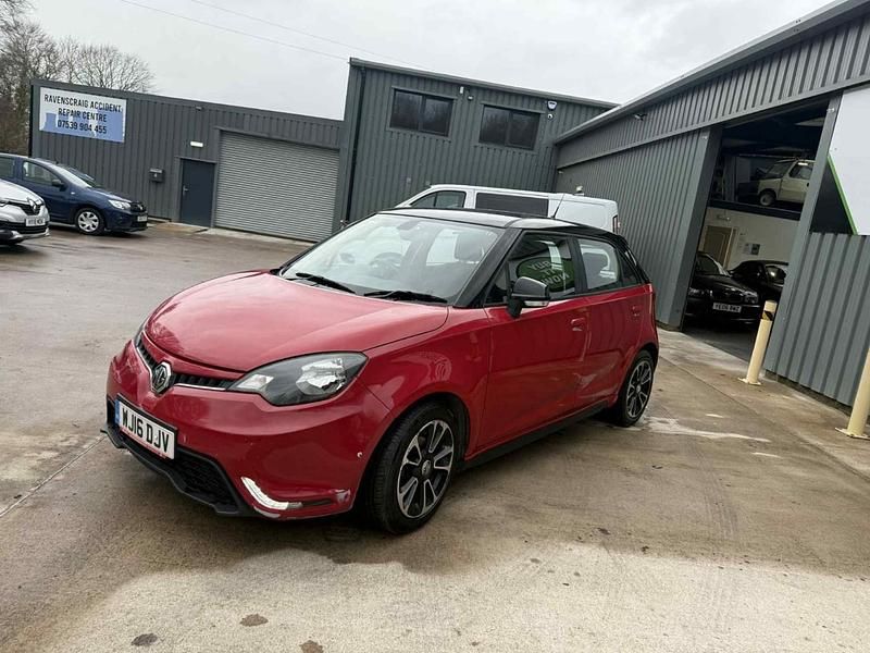 Begagnad MG MG3 106 HK (77 kW) 2016 Röd Halvkombi