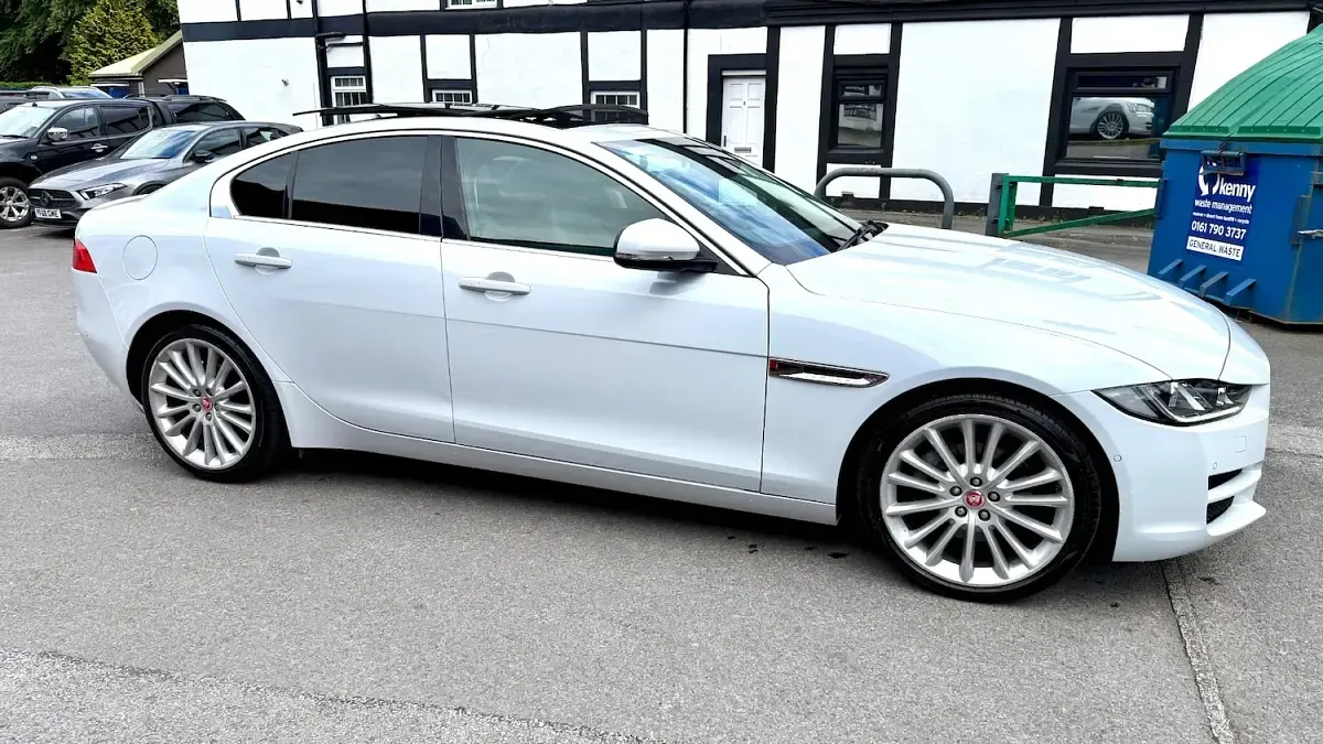 Used Jaguar XE Portfolio 180 HP (132 kW) 2017 White Sedan