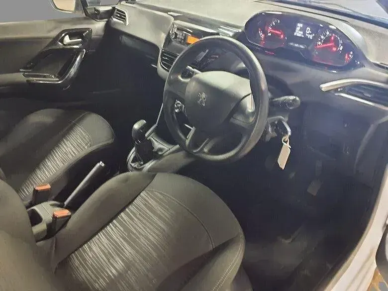 Used Peugeot 208 Access 68 HP (50 kW) 2014 White Hatchback