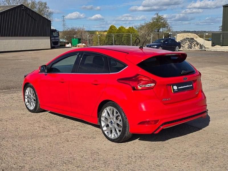 Used Ford Focus Zetec 125 HP (91 kW) 2015 Red Hatchback