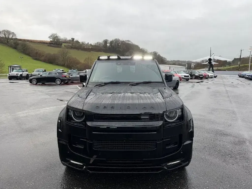 Uusi Land Rover Defender SE Dynamic 2026 Musta Katumaasturi