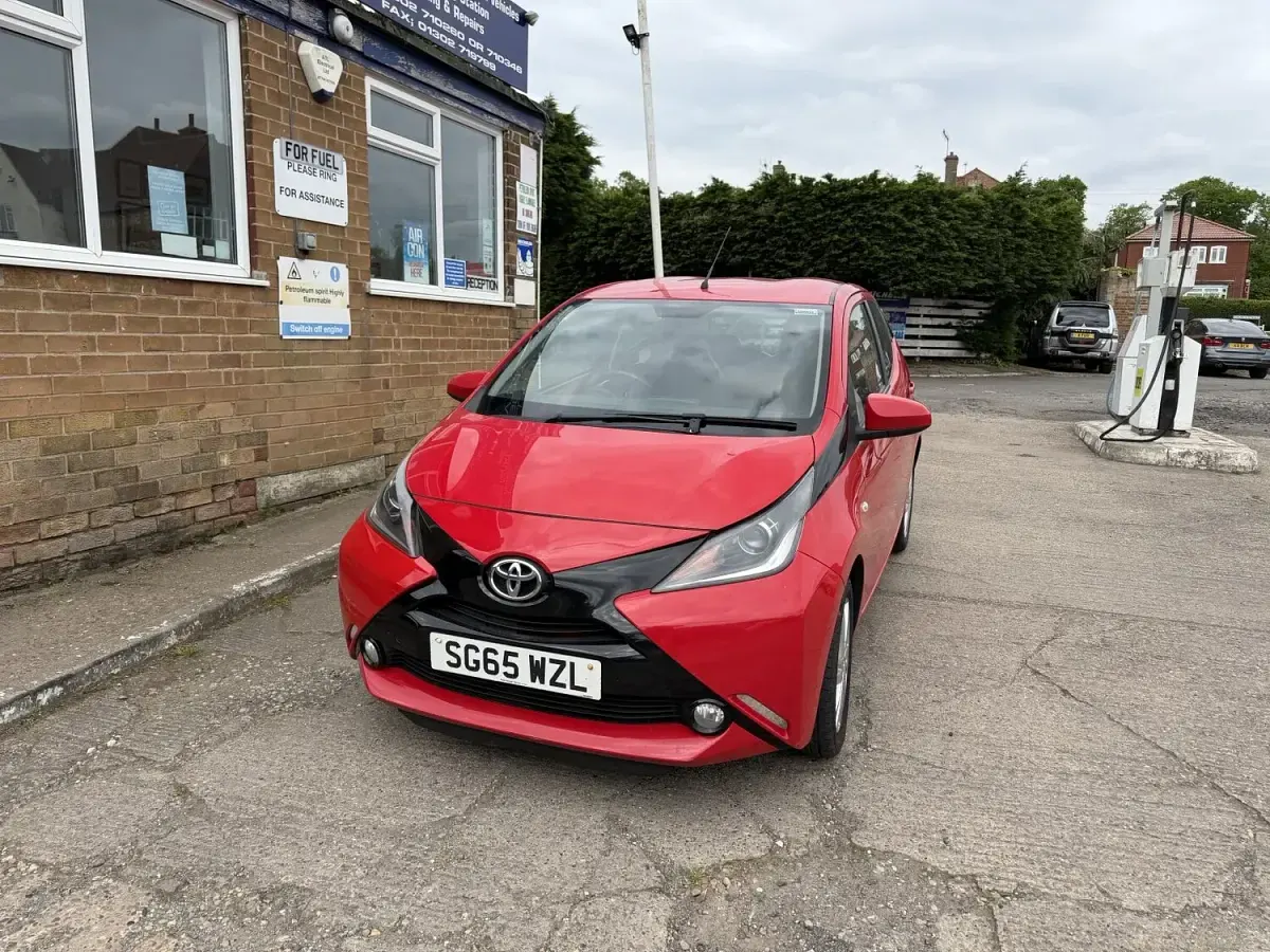 Used Toyota Aygo x-press 69 HP (50 kW) 2015 Red Hatchback