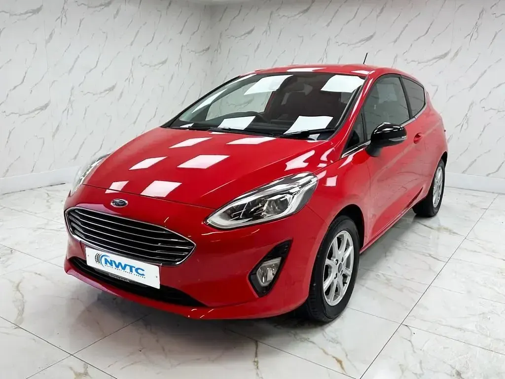 Begagnad Ford Fiesta Zetec 85 HK (62 kW) 2017 Röd Halvkombi