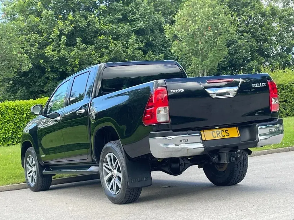 Used Toyota HiLux 150 HP (110 kW) 2019 Black Pickup