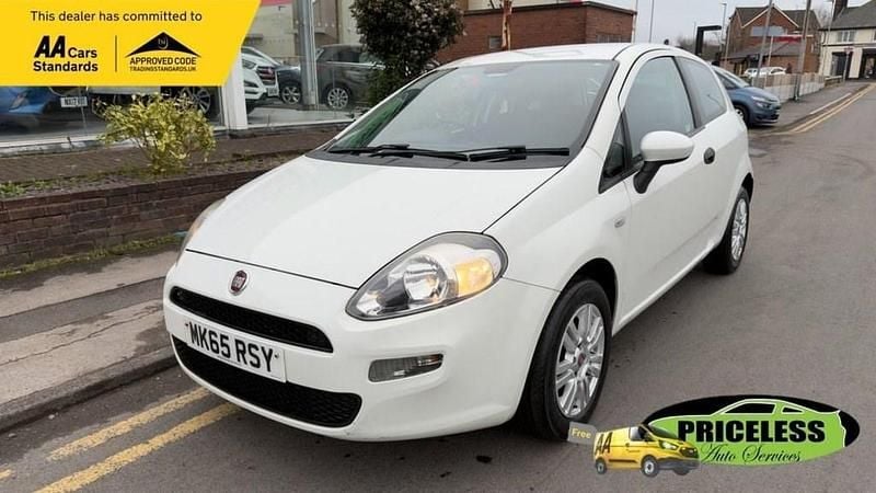 Used Fiat Punto Pop 69 HP (50 kW) 2015 White Hatchback
