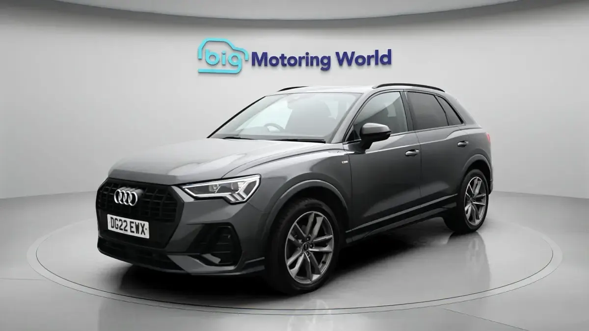 Usado Audi Q3 Black Edition 150 HP (110 kW) 2022 Cinzento SUV