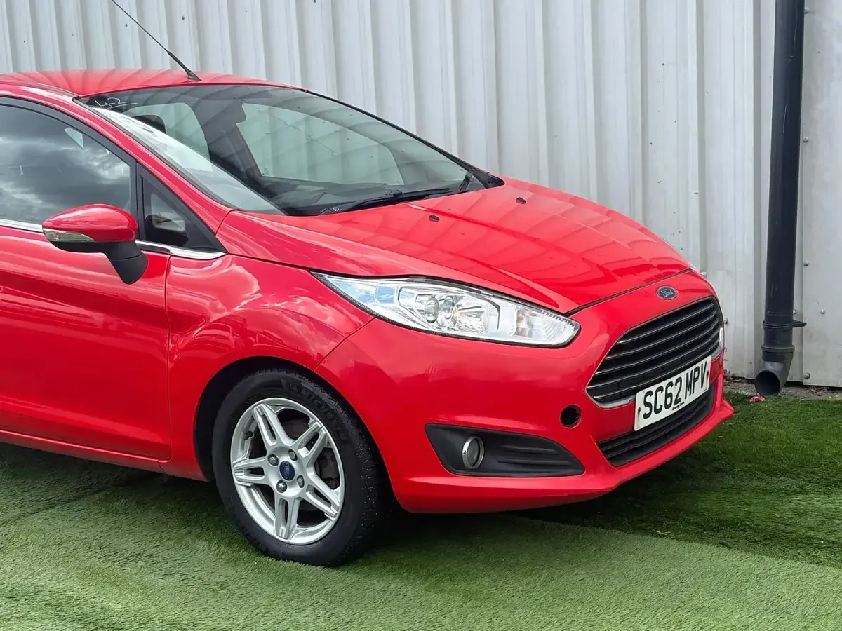 Used Ford Fiesta Zetec 82 HP (60 kW) 2013 Red Hatchback