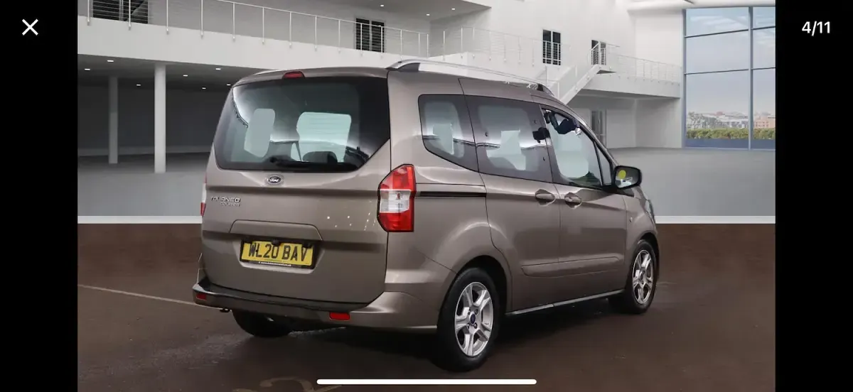 Usado Ford Tourneo Courier Zetec 100 CV (73 kW) 2020 Plateado Monovolumen
