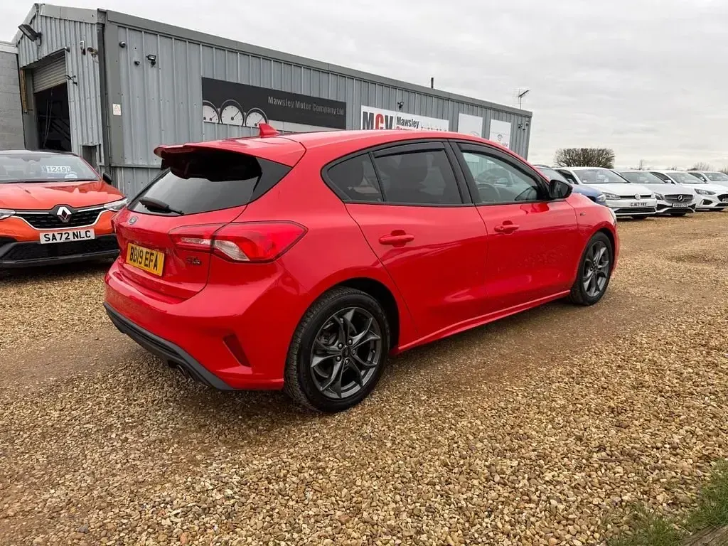 Begagnad Ford Focus ST-Line 125 HK (91 kW) 2019 Röd Halvkombi