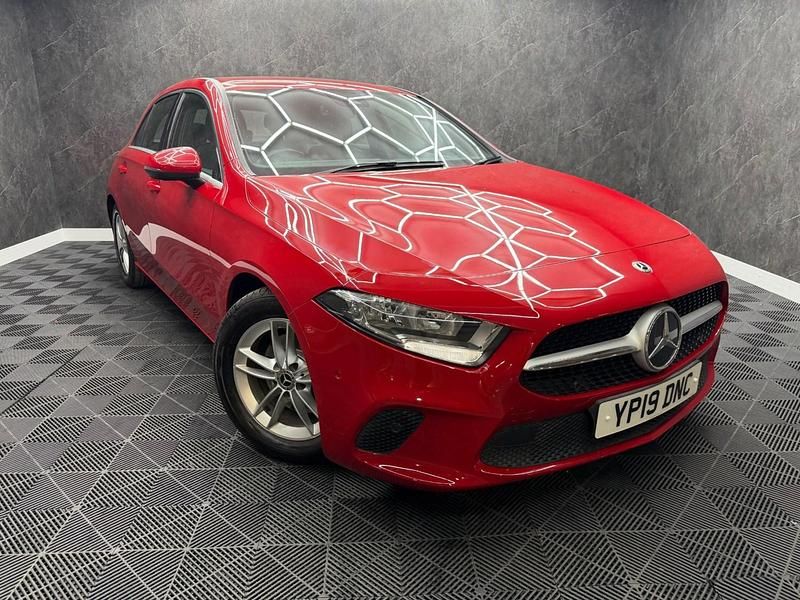 Begagnad Mercedes A180 Executive 2019 Röd Halvkombi