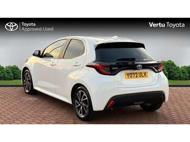 Used Toyota Yaris Hybrid Design 116 HP (85 kW) 2023 White Hatchback