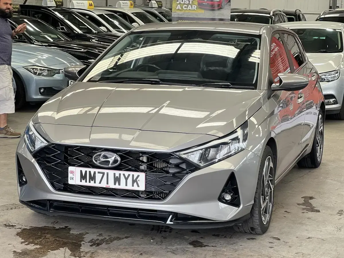 Used Hyundai i20 Premium 100 HP (73 kW) 2022 Bronze Hatchback