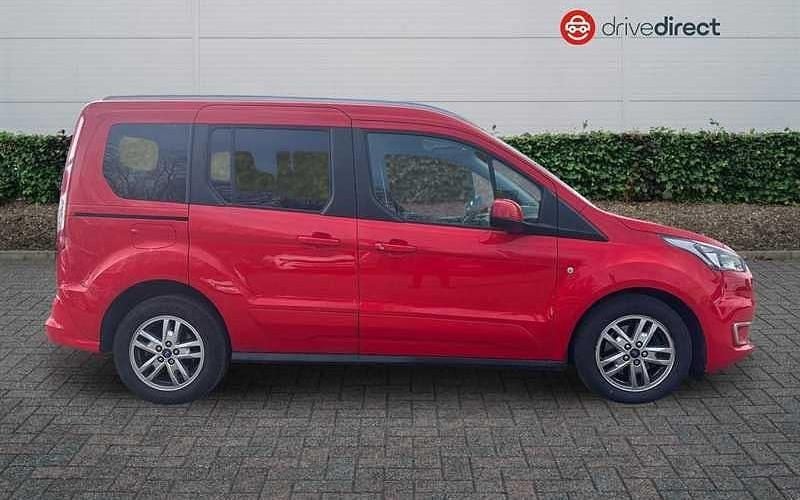 Used Ford Tourneo Titanium 120 HP (88 kW) 2021 Red Estate