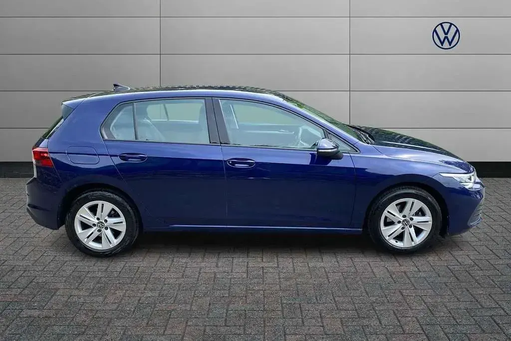 Used VW Golf VIII Life 150 HP (110 kW) 2023 Blue Hatchback