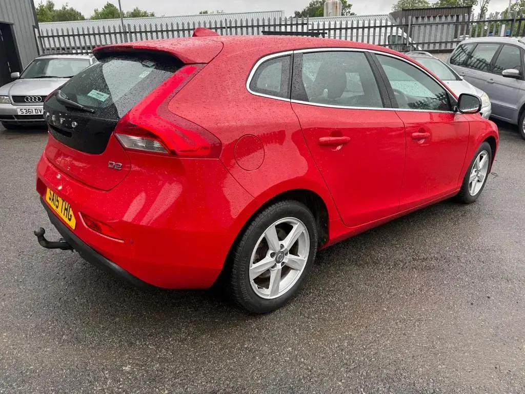 Used Volvo V40 SE 115 HP (84 kW) 2015 Red Hatchback