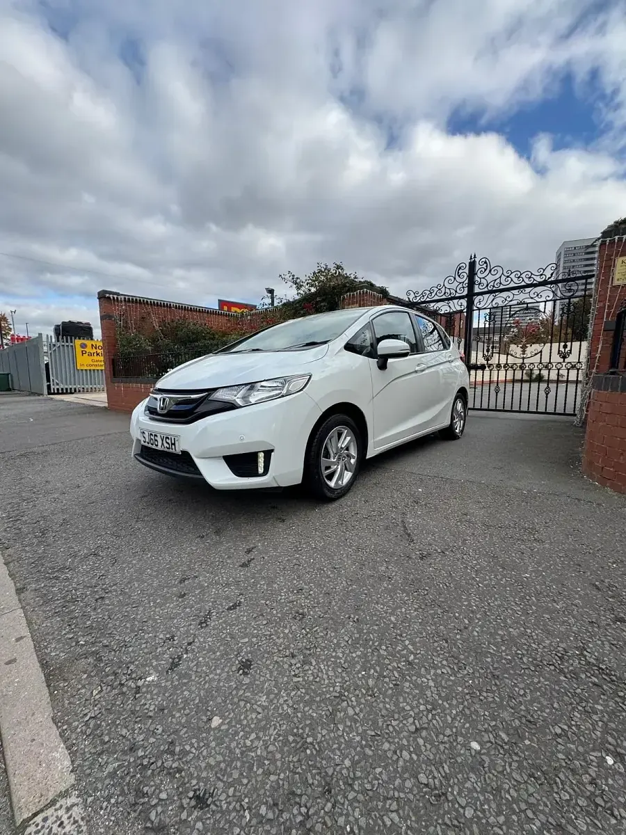 Used Honda Jazz SE 102 HP (75 kW) 2016 White Hatchback