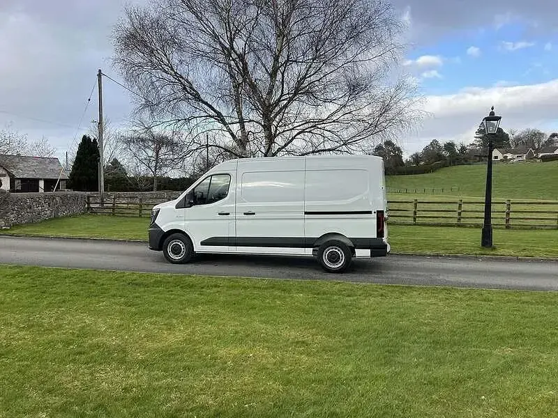 Usado Renault Master 130 HP (95 kW) 2025 Branco Monovolume