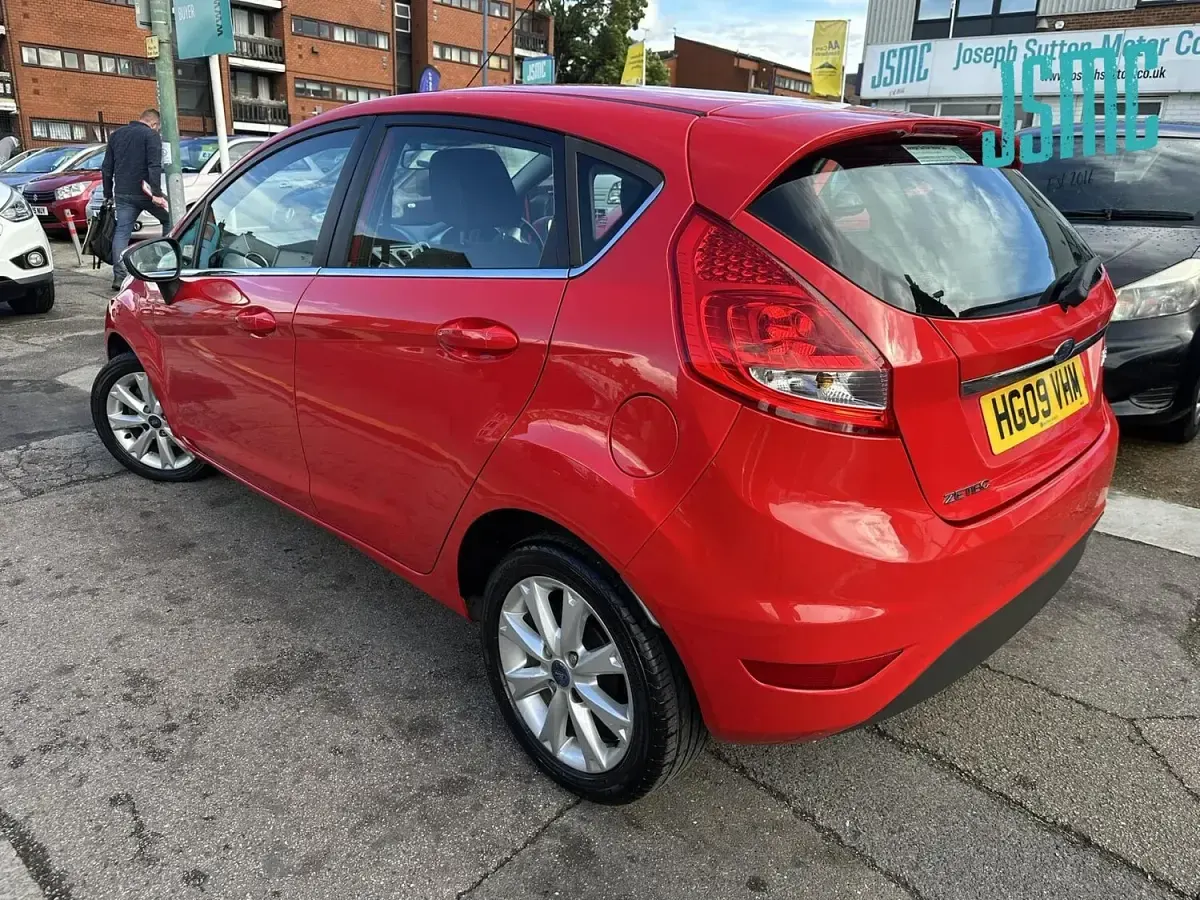 Begagnad Ford Fiesta Zetec 94 HK (69 kW) 2009 Röd Halvkombi