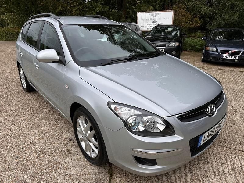 Silver Used 2010 Hyundai i30 Comfort Estate | £2,995 (Fair price) - Image 1/4