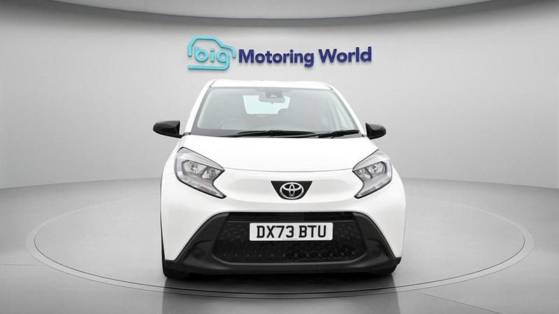 Used Toyota Aygo X PURE 72 HP (52 kW) 2024 White SUV