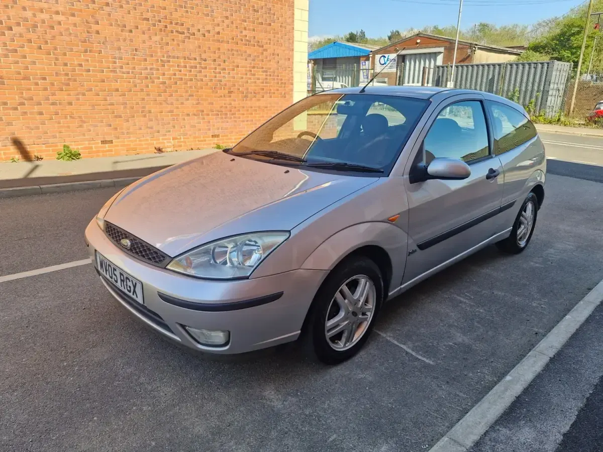 Usado Ford Focus Zetec 2005 Prateado Citadino