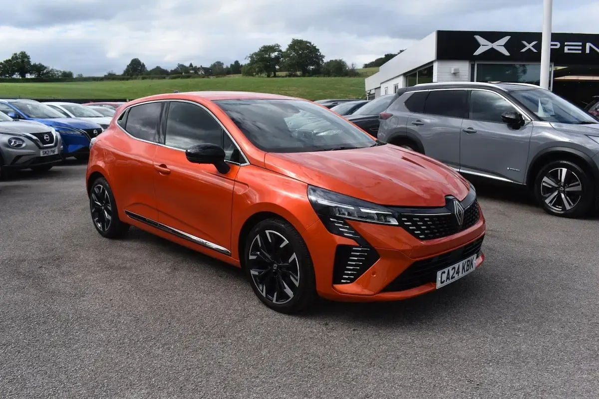 Used Renault Clio Techno 90 HP (66 kW) 2024 Orange Hatchback