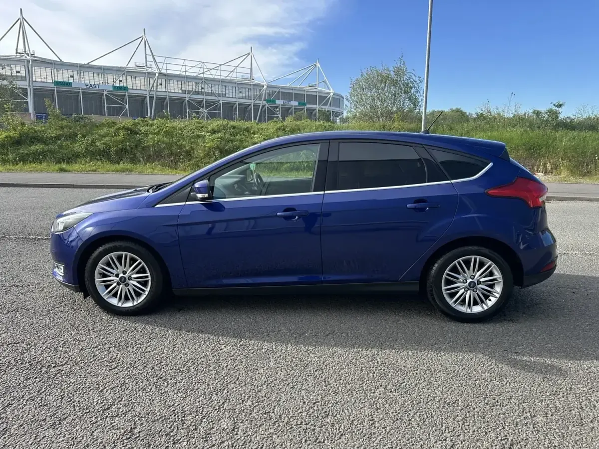 Usado Ford Focus Zetec 2017 Azul Citadino