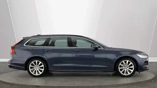Used Volvo V90 Momentum 194 HP (142 kW) 2022 Estate