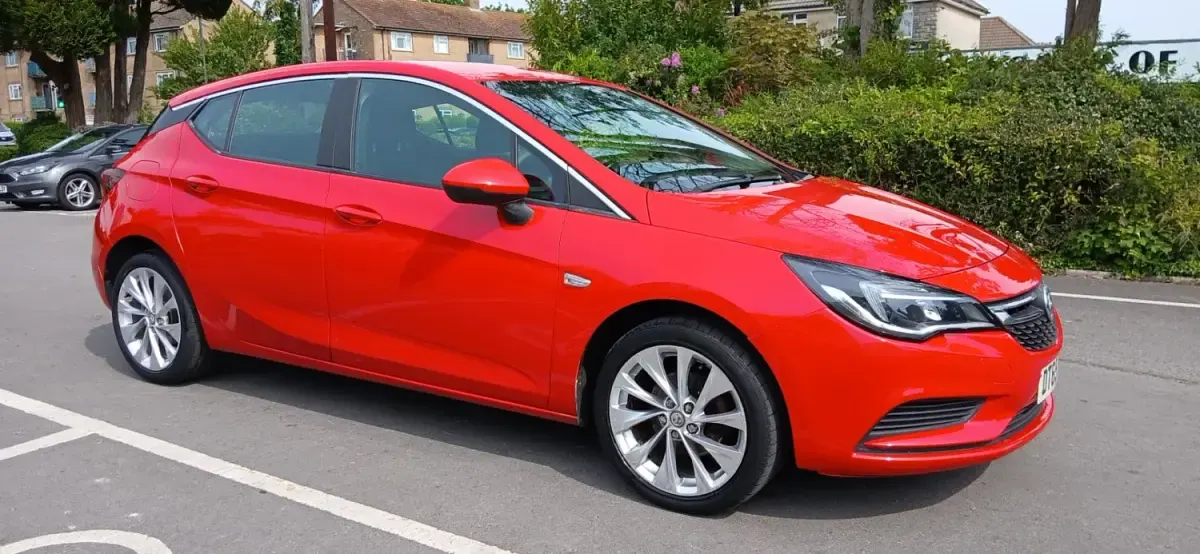 Używany Vauxhall Astra Design Edition 100 KM (73 kW) 2016 Czerwony Hatchback