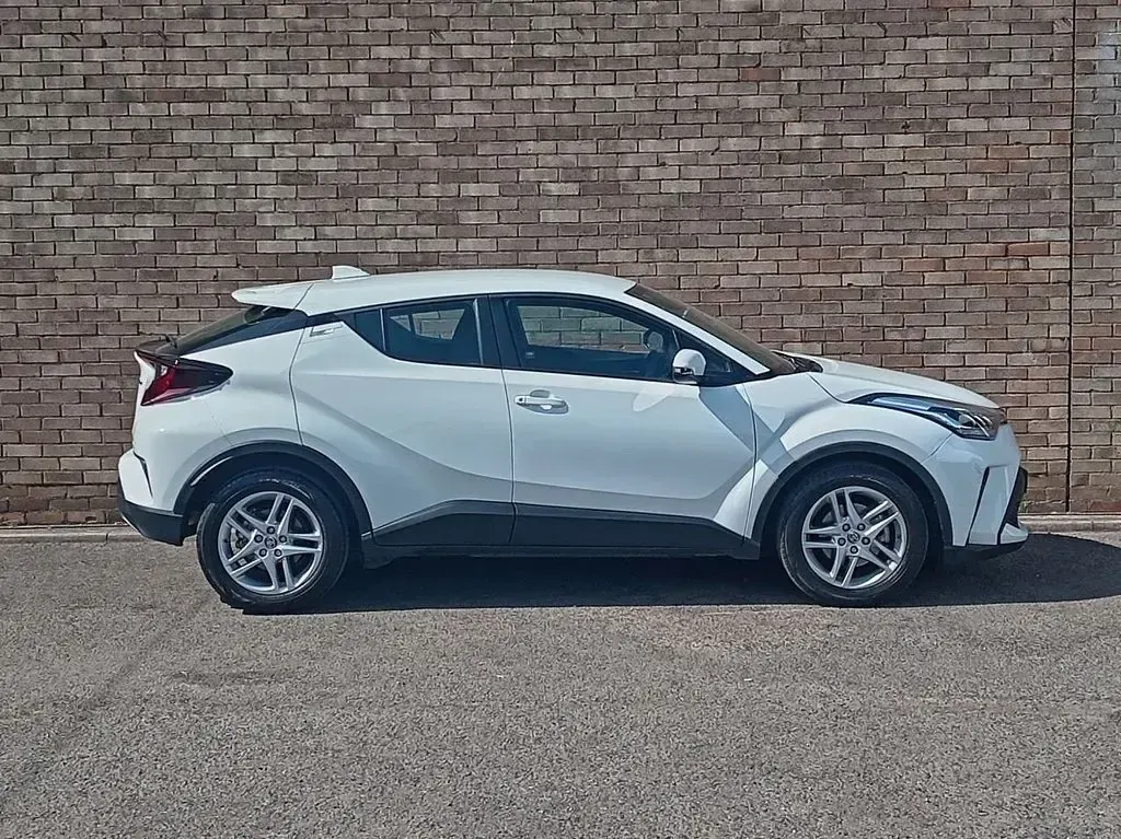Used Toyota C-HR 122 HP (89 kW) 2023 White SUV
