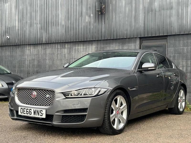 Begagnad Jaguar XE Portfolio 180 HK (132 kW) 2017 Grå Sedan