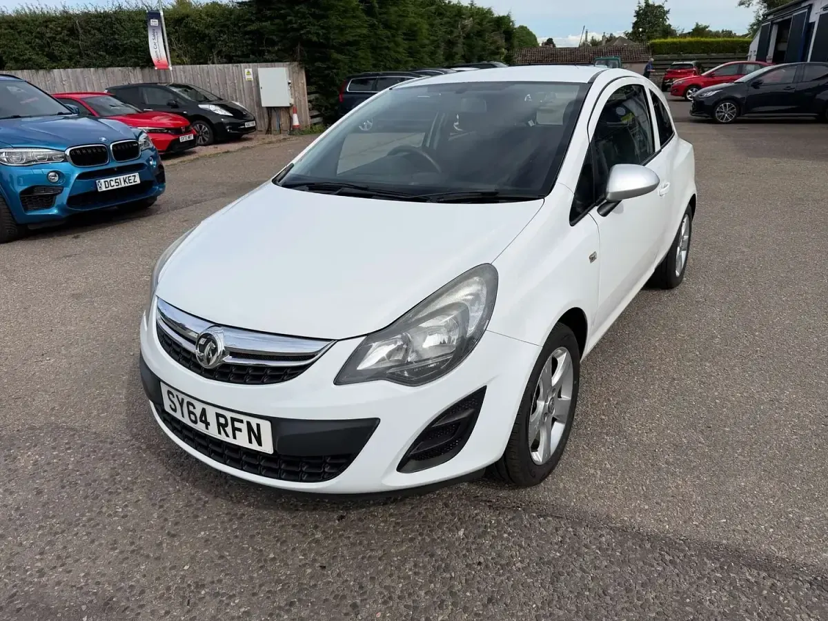 Used Vauxhall Corsa 65 HP (47 kW) 2014 White Hatchback