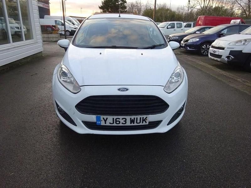 Used Ford Fiesta Zetec 95 HP (69 kW) 2013 White Hatchback