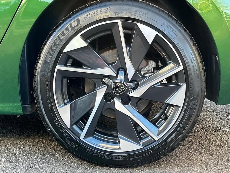 Used Peugeot 308 Allure Premium 129 HP (94 kW) 2022 Green Hatchback
