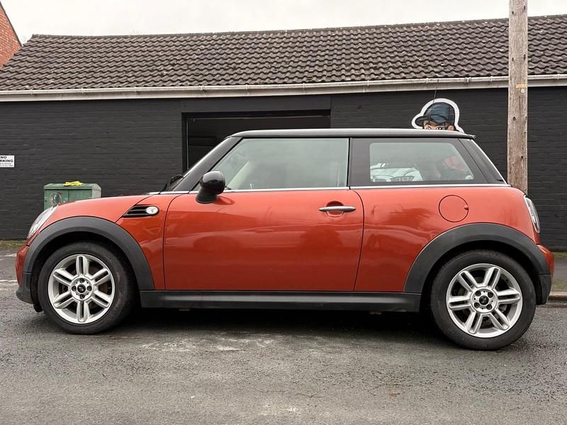 Usado Mini Cooper D Hatch 110 CV (80 kW) 2011 Naranja Utilitario