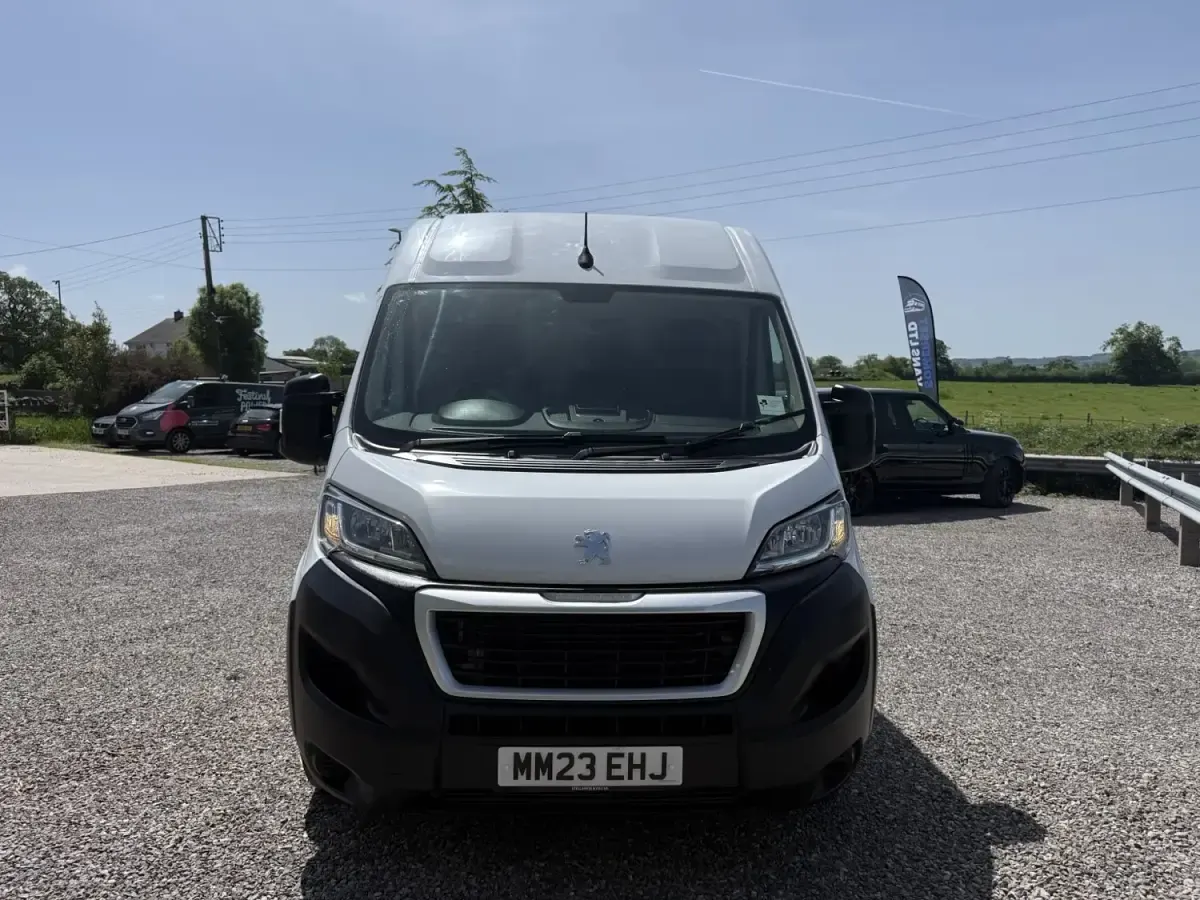 Gebraucht Peugeot Boxer Premium 140 PS (102 kW) 2023 Weiß Van