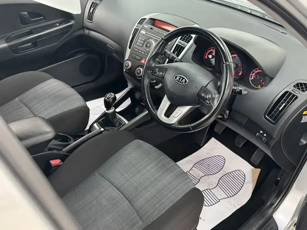 Używany Kia Ceed 124 KM (91 kW) 2009 Srebrny Hatchback
