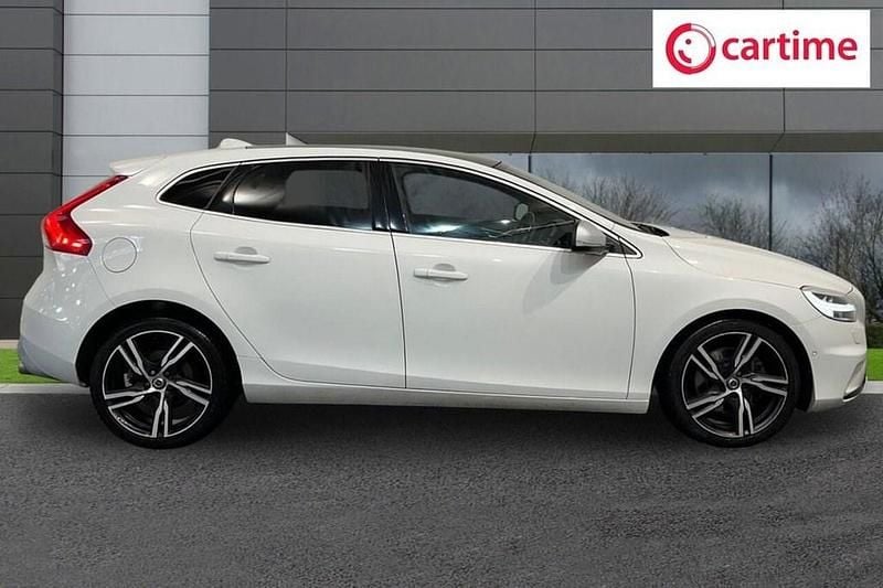 Used Volvo V40 R-Design 122 HP (89 kW) 2019 White Hatchback