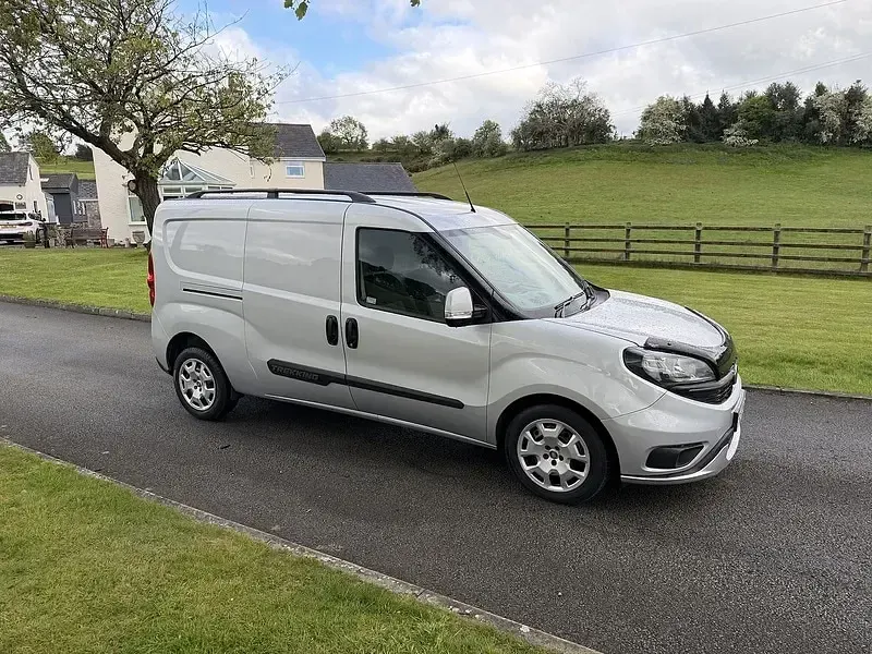 Used Fiat Doblò Trekking 105 HP (77 kW) 2022 Silver MPV