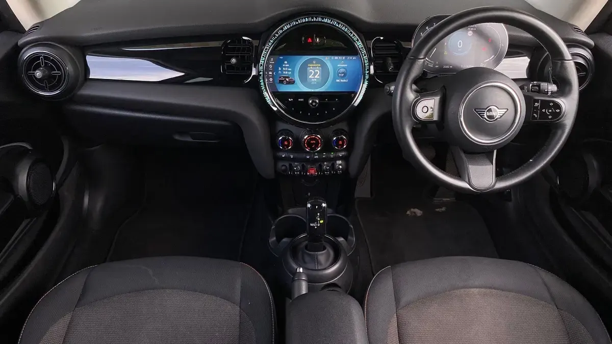 Used Mini Cooper Classic 134 HP (98 kW) 2022 White Hatchback