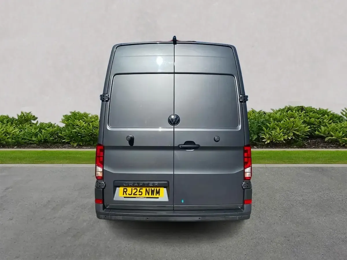 Usado VW Crafter 140 HP (102 kW) 2025 Cinzento Van