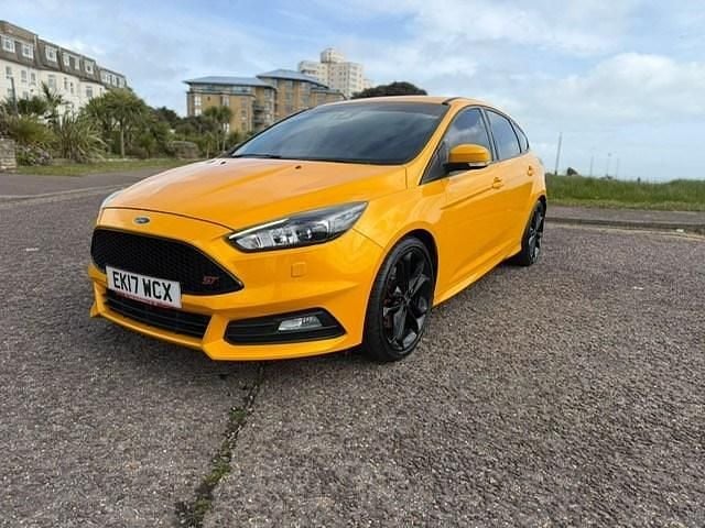Used Ford Focus ST 185 HP (136 kW) 2017 Yellow Hatchback