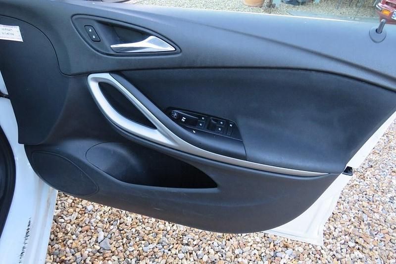 Used Vauxhall Astra 2018 White Estate