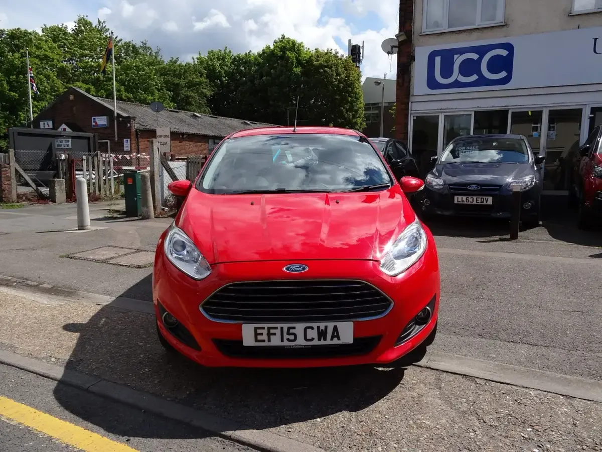Usado Ford Fiesta Zetec 100 CV (73 kW) 2015 Rojo Utilitario